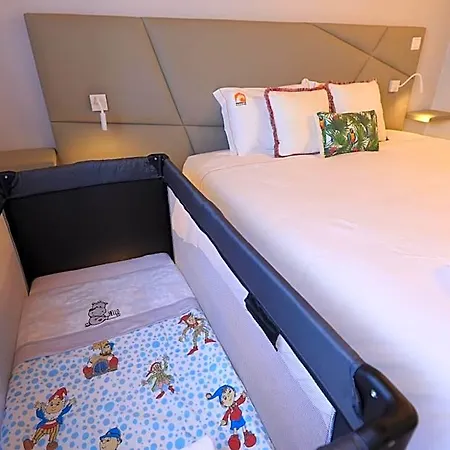 Hotel Parrots'village